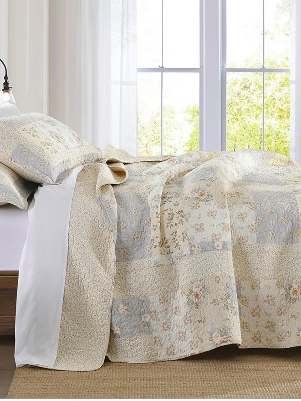 Vintage-Inspired Floral Patchwork Quilt Set in Cream and Light Blue - Picture 7 of 9